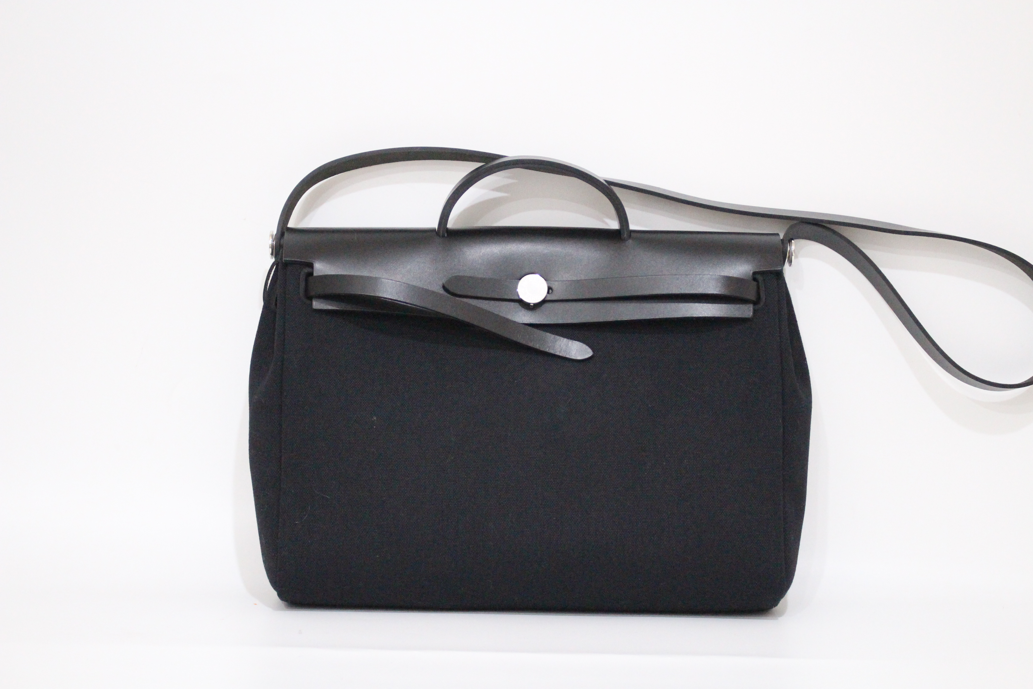 에르메스 에르백 /남여 공용 가능/ 수납 넉넉하여 캐쥬얼하게 착장에 어울리는 데일리백입니다./블랙/ FRANCE 	패브릭 넓이(cm)	35.5 높이(cm)	26 폭(cm)	9 끈높이(cm)