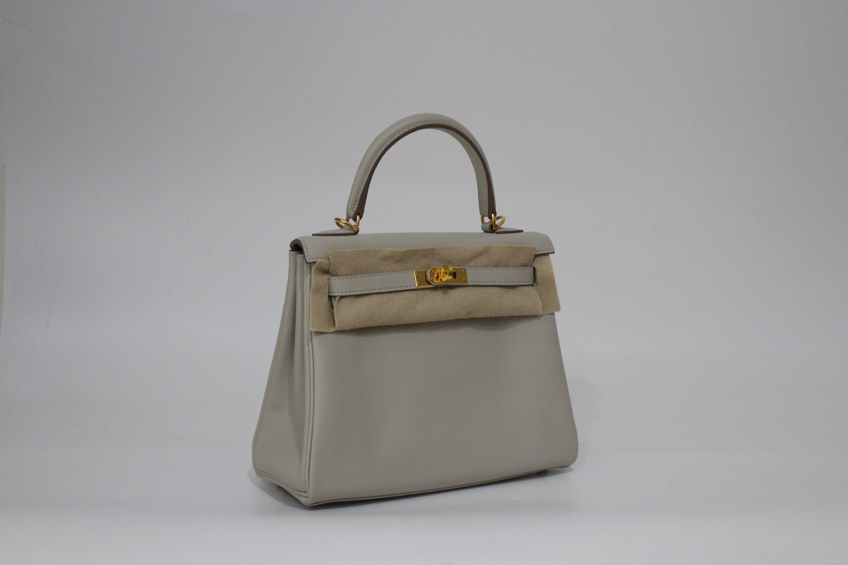 HERME'S KELLY25㎝ 스위프트 /그리스펄 컬러 골드장식/더스트,박스,인보이스.자물쇠&스트랩 풀세트 구성입니다