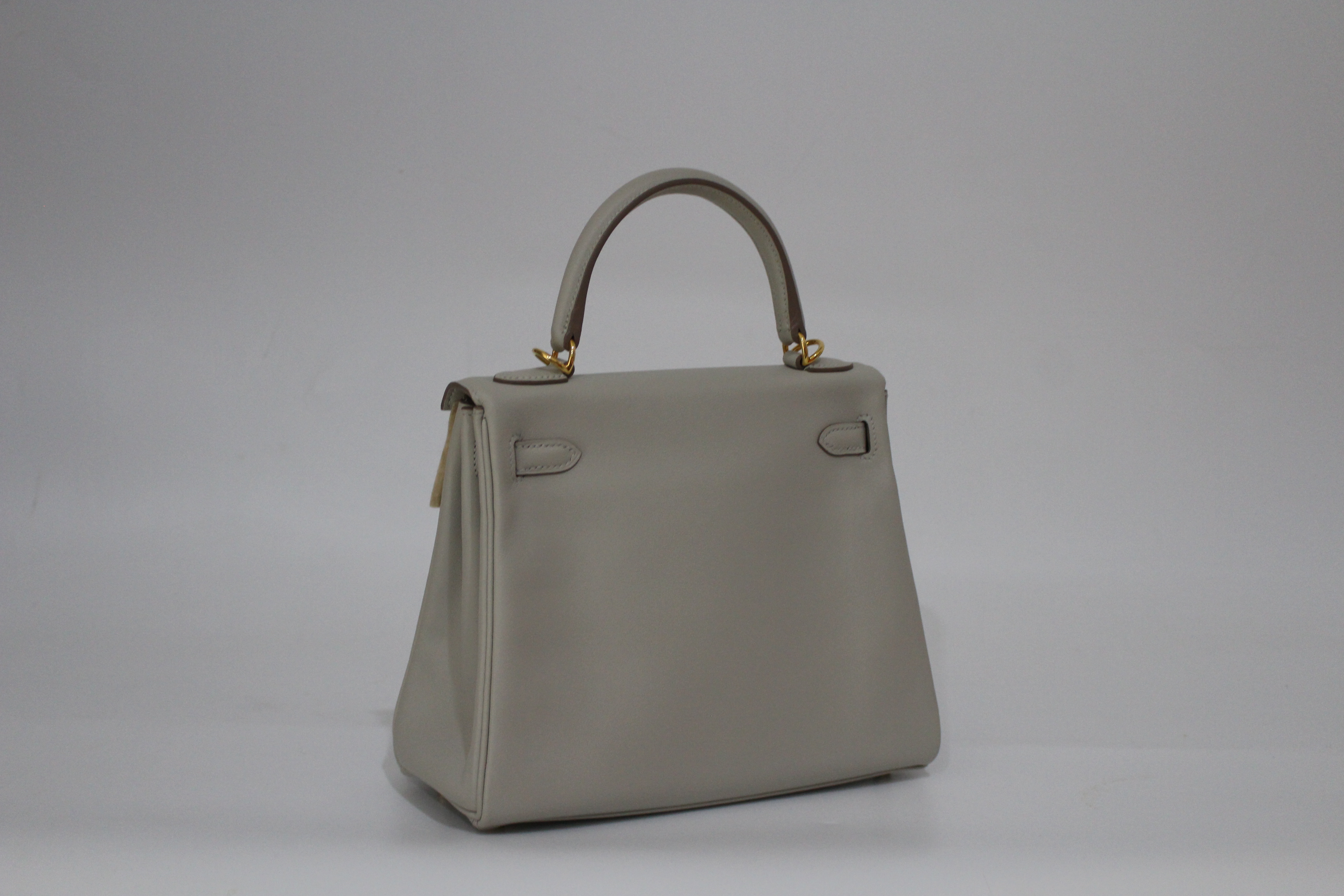 HERME'S KELLY25㎝ 스위프트 /그리스펄 컬러 골드장식/더스트,박스,인보이스.자물쇠&스트랩 풀세트 구성입니다